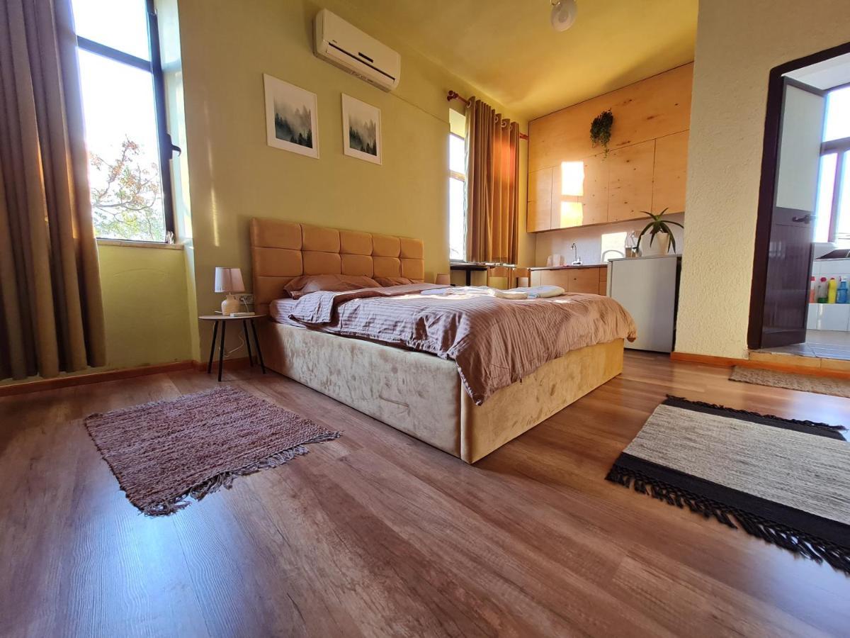 Ex-block District Charming With Treeish Sorrounding View! Tirana